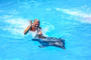 PHOTOS-AVEC-DAUPHIN-DANS-LA-PISCINE